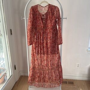 Maxi dress with long sleeve.